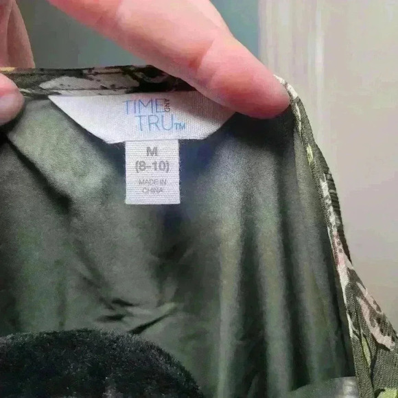 Time and tru woman's v neck size medium - Picture 4 of 6